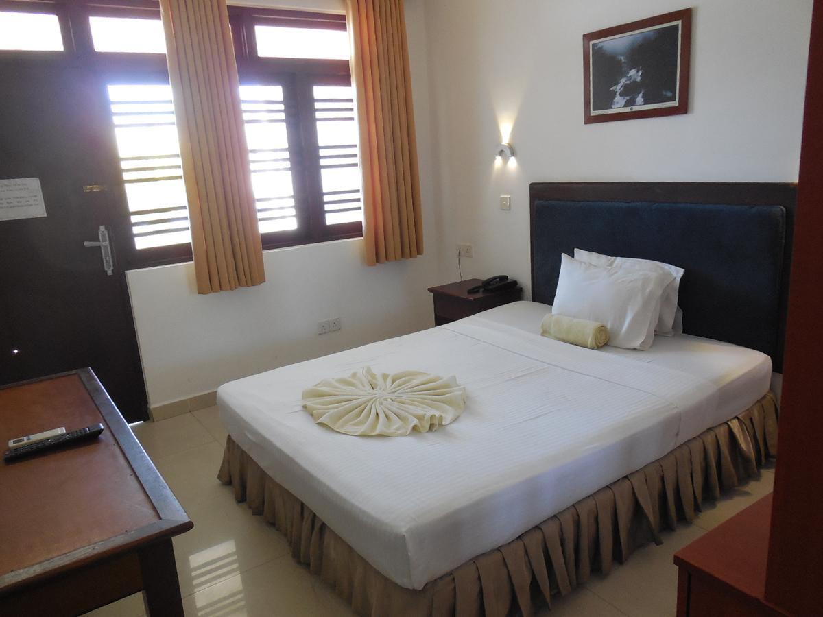 Miltons Beach Resort Унаватуна Экстерьер фото