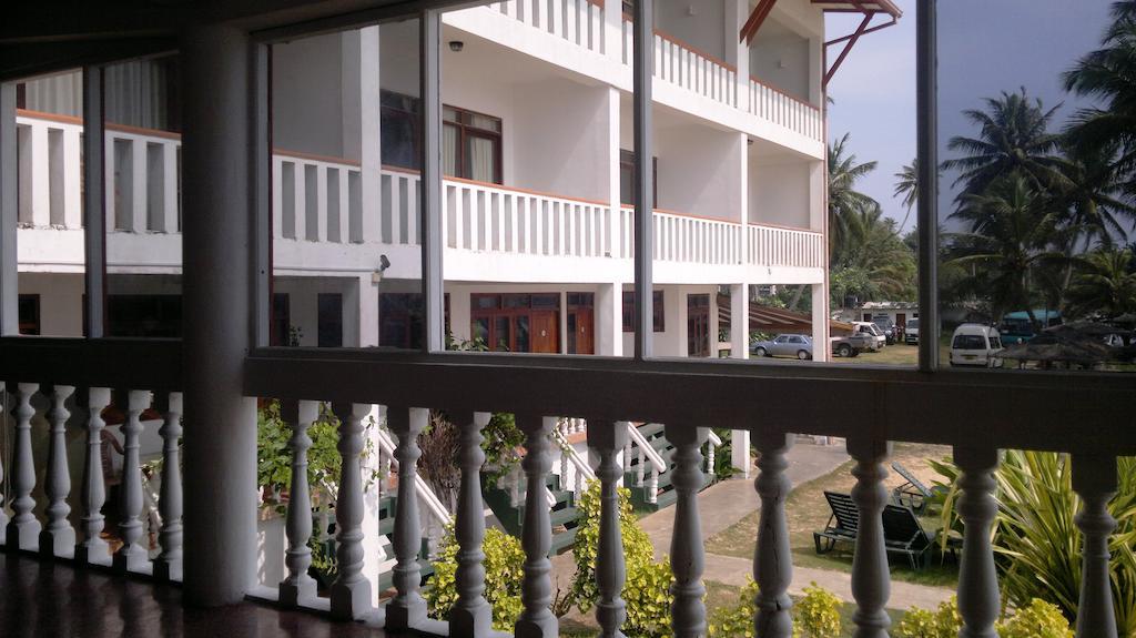 Miltons Beach Resort Унаватуна Экстерьер фото
