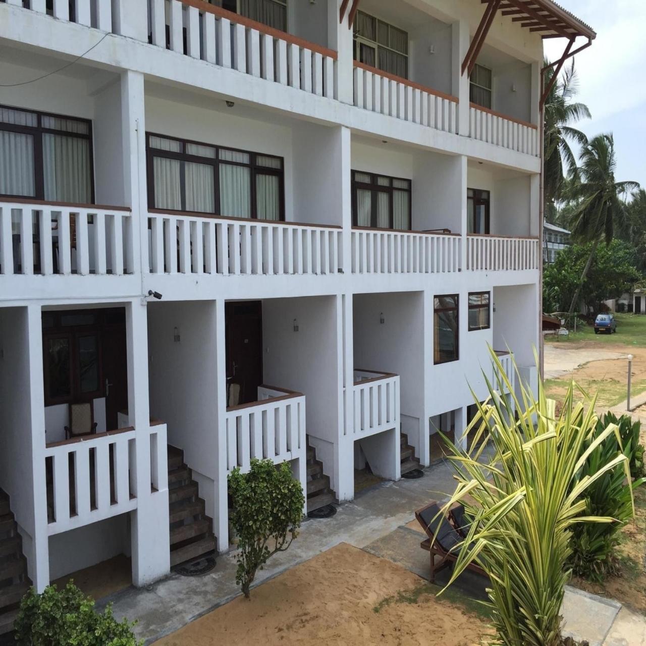 Miltons Beach Resort Унаватуна Экстерьер фото